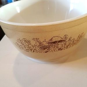 Pyrex 1.5L mushrooms mixing bowl.